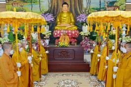 Tăng Ni sinh viên cung nghinh Trưởng lão Hòa thượng Quyền Pháp chủ GHPGVN - Ảnh: Bảo Toàn/BGN