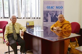 Hòa thượng Thích Giác Toàn và cư sĩ Tống Hồ Cầm tại trụ sở tòa soạn Báo Giác Ngộ - Ảnh: Bảo Toàn