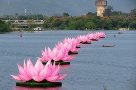 Bảy đóa sen khổng lồ trên sông Hương - dấu hiệu của mùa Phật đản ở cố đô Huế