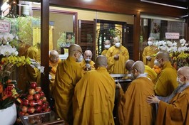 Khánh thọ Trưởng lão Hòa thượng Thích Thanh Từ, Phó Pháp chủ GHPGVN, Tông chủ Thiền phái Trúc Lâm tại thiền viện Thường Chiếu trước ngày khai mạc Đại giới đàn Thiện Hoa - Ảnh: Ban TT-TT Phật giáo tỉnh