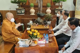 Hòa thượng Thích Giác Toàn tiếp thân mật Phó Bí thư Thành ủy TP.HCM Nguyễn Hồ Hải và phái đoàn