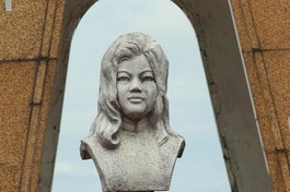 Tượng Quách Thị Trang