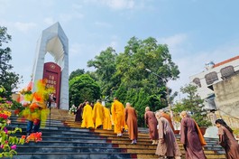 Ban Trị sự GHPGVN tỉnh Bắc Kạn dâng hương tưởng niệm tại Nghĩa trang Liệt sĩ thành phố