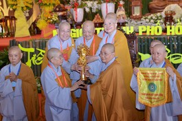 Ban Tổ chức trao biểu tượng đăng cai Đại lễ tưởng niệm đến đơn vị Phân ban Ni giới tỉnh Bình Phước