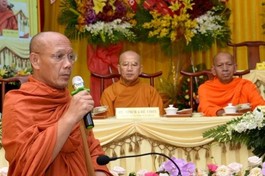 Hòa thượng Thạch Hà phát biểu tại hội nghị sinh hoạt Giáo hội ngày 30-6-2020 trình bày thực trạng nhân sự không ổn định của Ban Trị sự GHPGVN tỉnh Cà Mau và kiến nghị Trung ương GHPGVN quan tâm hỗ trợ - Ảnh: Bảo Toàn