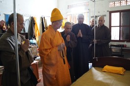 Quý Thầy Thanh Vịnh, Thanh Tuyên... thị giả của Đức Đệ tam Pháp chủ hướng dẫn Trưởng lão Hòa thượng Thích Trí Quảng thăm lại thiền thất đơn sơ của ngài lúc sinh tiền tại tổ đình Viên Minh - Ảnh: Bảo Trinh/BGN