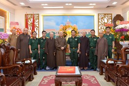 Chư tôn đức chụp ảnh lưu niệm nhân buổi thăm, chúc mừng Kỷ niệm 78 năm ngày thành lập Quân đội Nhân dân VN