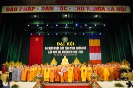 69 thành viên tân Ban Trị sự GHPGVN tỉnh Thừa Thiên Huế nhiệm kỳ 2022-2027 ra mắt và nhận hoa chúc mừng tại Đại hội lần VIII ngày 26-9-2022 tổ chức tại Trung tâm Văn hóa - Điện ảnh tỉnh nhà - Ảnh: PGH