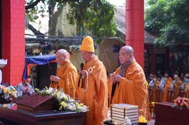 Đức Pháp chủ GHPGVN và quý Hòa thượng niêm hương, xưng tán Tam bảo trước buổi lễ