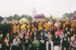 Tăng thân Làng Mai thăm lại nơi từng trà-tỳ vị Thầy kính mến của mình tại Công viên Vĩnh Hằng - TP.Huế