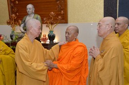 Đức Pháp chủ GHPGVN ân cần dặn dò Hòa thượng Đào Như về việc đào tạo chư Tăng ở Học viện Phật giáo Nam tông Khmer tại TP.Cần Thơ - Ảnh: BGN