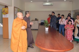 Hòa thượng Cố vấn và Thượng tọa Tổng Biên tập thăm các phòng, ban thuộc báo Giác Ngộ trong ngày họp mặt đầu xuân Quý Mão - 2023