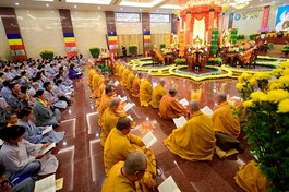 Hòa thượng Thích Lệ Trang thực hiện nghi tán đàn tại Pháp hội Dược Sư