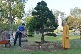 Thiếu tướng Lê Hồng Nam trồng cây lưu niệm tại chùa Huê Nghiêm - TP.Thủ Đức 