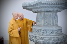 Đức Pháp chủ GHPGVN thăm bảo tháp lưu giữ linh cốt Đại lão Hòa thượng Thích Từ Nhơn nhân tưởng niệm 10 năm ngày ngài viên tịch - Ảnh: Bảo Toàn/BGN