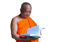 Hình ảnh vị sư luôn đi kèm các quyển sách hoặc chiếc laptop dường như trở nên quen thuộc với phật tử chùa Chantarangsay - Ảnh: HỮU HẠNH