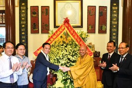 Phó Thủ tướng Trần Lưu Quang và phái đoàn tặng hoa chúc mừng Phật đản tới Thượng tọa Thích Đức Thiện - Phó Chủ tịch, Tổng Thư ký Hội đồng Trị sự GHPGVN tại chùa Phật Tích.