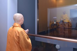 [Video] Trưởng lão Hòa thượng Thích Trí Quảng đảnh lễ xá-lợi Bồ-tát Thích Quảng Đức