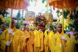 Rước Phật từ Quốc tự Diệu Đế đến chùa Từ Đàm