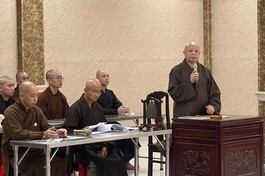 Hòa thượng Thích Lệ Trang trực tiếp họp chúng, phổ biến và kiểm tra các công việc cho khoá An cư kiết hạ Phật lịch 2567 tại Việt Nam Quốc Tự. - Ảnh: Minh Thuận