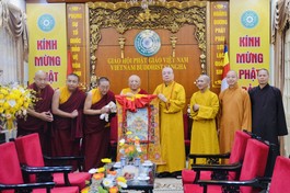 Hòa thượng Chockyi Nyingma Rinpoche tặng quà lưu niệm đến Hòa thượng Thích Thanh Nhiễu