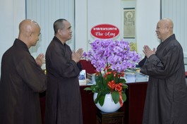 Thượng tọa Thích Tâm Hải tri ân đạo tình, sự quan tâm mà Hòa thượng Thích Lệ Trang và Ban Thường trực Ban Trị sự GHPGVN TP.HCM dành đến Báo Giác Ngộ - Ảnh: Quảng Đạo/BGN