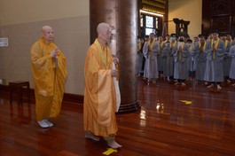 Hòa thượng Viện chủ quang lâm hướng dẫn lễ quy y Tam bảo tại chánh điện chùa Huê Nghiêm - Ảnh: Bảo Toàn