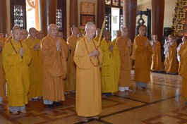 Sáng 27-7, Trưởng lão Hoà thượng Thích Trí Quảng - Pháp chủ GHPGVN đã đến dâng hương tưởng niệm tại Đền tưởng niệm Bến Dược và Nghĩa trang liệt sĩ H.Củ Chi (TP.HCM) nhân kỷ niệm 76 năm ngày Thương binh liệt sĩ - Ảnh: Bảo Toàn/BGN