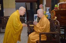 Hòa thượng Chủ tịch Hội đồng Trị sự với Đức Pháp chủ GHPGVN - Ảnh: Bảo Toàn/BGN