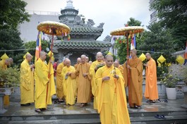 Chiều 31-8, Trưởng lão Hòa thượng Thích Trí Quảng, Pháp chủ GHPGVN và Hòa thượng Thích Thiện Nhơn, Chủ tịch Hội đồng Trị sự GHPGVN đã quang lâm thiền viện Vạn Hạnh (Q.Phú Nhuận) tưởng niệm húy nhật Trưởng lão Hòa thượng Thích Minh Châu (1918-2012) - Ảnh: Bảo Toàn