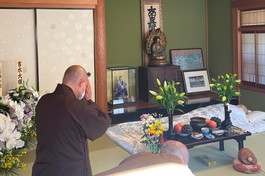 Thượng tọa Thích Thanh Phong đảnh lễ Hòa thượng Yoshimizu Daichi vừa viên tịch tại chùa Tịnh An - Ảnh: BGN