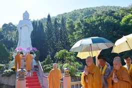 [Video] An vị tôn tượng Đức Phật A Di Đà trên gần đỉnh núi Thị Vãi 