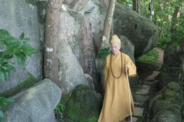 [Video] Trưởng lão Hòa thượng Thích Trí Quảng về thăm chốn Tổ Linh Sơn Bửu Thiền