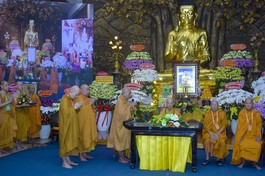 Hòa thượng Thích Giác Toàn thỉnh cầu Đức Pháp chủ GHPGVN ban pháp từ cho toàn thể Tăng Ni, Phật tử hệ phái Khất sĩ nhân dịp kỷ niệm 100 năm ngày sinh của Tổ sư Minh Đăng Quang - Ảnh: Quảng Đạo/BGN