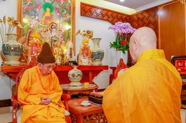 Hòa thượng Thích Lệ Trang tác bạch cung thỉnh Trưởng lão Hòa thượng Thích Đức Nghiệp, Phó Pháp chủ kiêm Giám luật Hội đồng Chứng minh GHPGVN quang lâm chứng minh lễ khai mạc Đại giới đàn Bửu Huệ tại Việt Nam Quốc Tự - Ảnh: Phước Truyền/BGN