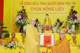 Hòa thượng Thích Chơn Minh trao quyết định bổ nhiệm trụ trì chùa Hồng Liên đến Thượng tọa Thích Minh Thuận