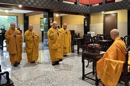 Hòa thượng Thích Lệ Trang dẫn đầu đoàn đại diện Ban Trị sự GHPGVN TP.HCM đến lễ Đức Pháp chủ GHPGVN