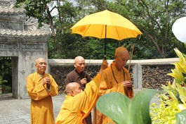Đại lão Hòa thượng Thích Trí Quảng dâng hương trước bảo tháp Tổ sư Liễu Quán vào mùa hạ năm 2020 nhân về thăm Phật giáo Huế - Ảnh: Quảng Điền/BGN