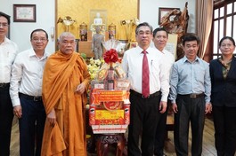 Phái đoàn lãnh đạo TP.HCM do Phó Bí thư Nguyễn Phước Lộc dẫn đầu chúc Tết Hòa thượng Thích Giác Toàn - Ảnh: Thu Hường