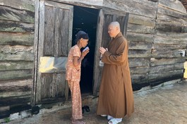 Thượng tọa Thích Thiện Thuận trong một chuyến chia sẻ với bà con khó khăn - Ảnh: Vạn Thiện