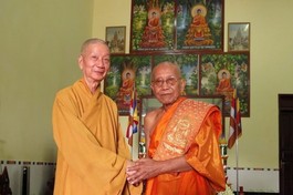 Đại lão Hòa thượng Thích Trí Quảng với Đại lão Hòa thượng Tep Vong trong lần gặp gỡ tại chùa Ounalom, Phnôm Pênh, Campuchia (tháng 6-2012) - Ảnh: Hoàng Độ/BGN