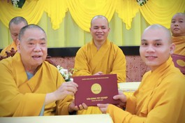 Trưởng lão Hòa thượng Thích Thiện Pháp trao Bằng tốt nghiệp Trung cấp Phật học đến Tăng sinh khóa 12