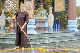 Claudia phụ giúp rửa sân Thiền viện Trúc Lâm Tây Thiên ở tỉnh Vĩnh Phúc, tháng 1-2024 - Ảnh: Nhân vật cung cấp