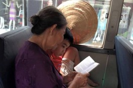 Hai bà cháu trên chuyến xe...
