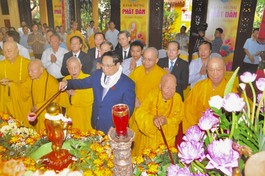 Chư tôn giáo phẩm GHPGVN cùng Thủ tướng Phạm Minh Chính thực hiện nghi thức Tắm Phật tại chùa Quán Sứ, Hà Nội