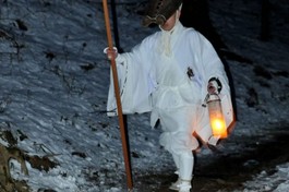 Đại đức Endo Mitsunaga (trái) tiến hành khóa lễ cầu nguyện tại phòng Kogosho của Cung Hoàng đế Kyoto ngày 12/10.