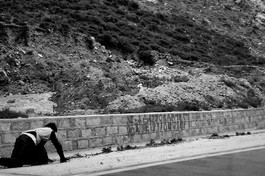 Việc bộ hành một bước một lạy, hoặc ba bước đi một lạy là sinh hoạt quen thuộc trong hành hương của người có tín ngưỡng Phật giáo, qua nhiều cung đường khắc nghiệt và với thời gian dài hướng đến một ngôi tự viện, hoặc địa danh cụ thể.