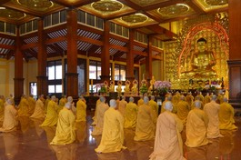 Tác pháp sám hối trước khi nghe lại giới - Ảnh: BGN