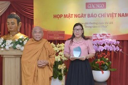Hòa thượng Thích Giác Toàn trao kỷ niệm chương và phần thưởng cho tác giả Bùi Thị Kim Loan, giải nhất cuộc thi viết "Trong tâm có Phật" với tác phẩm "Những đóa tâm sen"