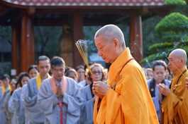 Hòa thượng Thích Trí Quảng niệm hương cầu nguyện trong một buổi lễ - Ảnh: Bảo Toàn